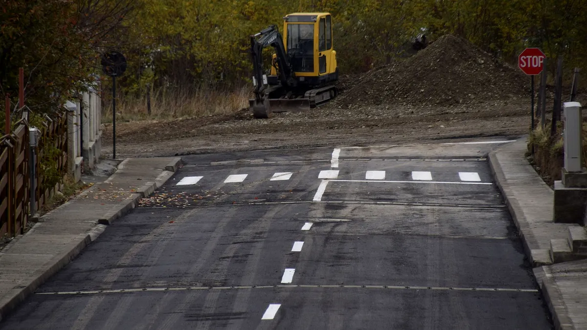 Strada din Piatra Neamt care nu duce nicăieri se termină cu o trecere de pietoni și un stop