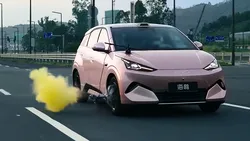 Video | Test extrem pentru un model BYD: Ce s-a întâmplat când cauciucul dreapta-față a explodat la 140 km/h