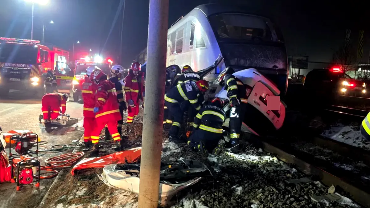 Primele imagini cu accidentul de tren din Chiajna. Mașina s-a răsturnat pe șinele de cale ferată înainte de a fi lovită | Video