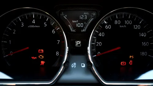 Presiune scăzută a uleiului de motor: Top 5 cauze și simptome