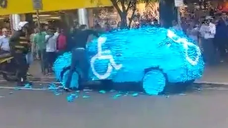 VIDEO: Farsă sau realitate? Ce păţeşti când parchezi ilegal pe locul rezervat persoanelor cu handicap