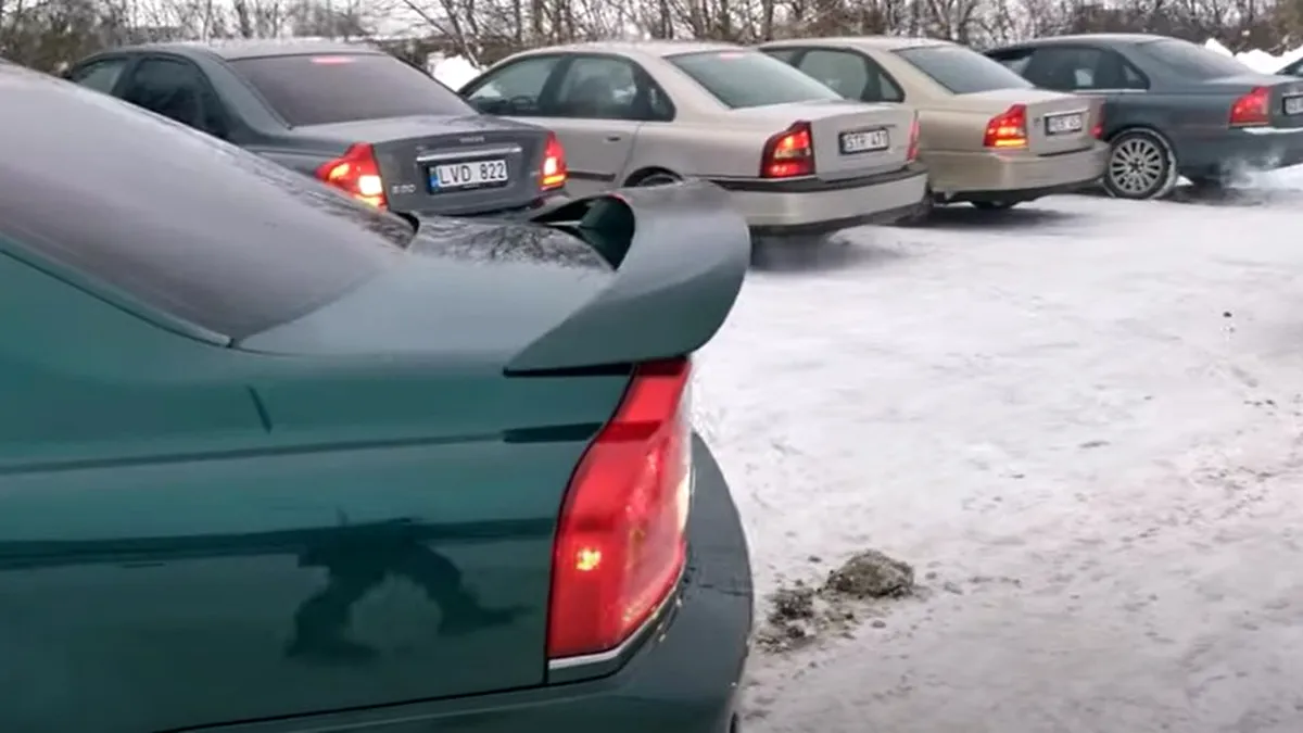 A folosit 15 mașini Volvo ca să-și ceară iubita în căsătorie. VIDEO