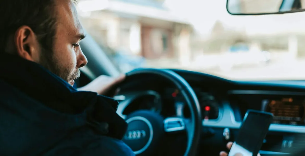 Permisul auto și buletinul, prezentate pe telefonul mobil. De când se introduce portofelul digital