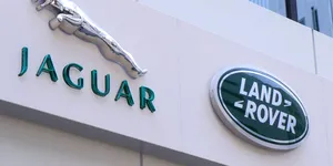 Jaguar Land Rover își extinde strategia privind versiunile cu motor electric și hibrid. JLR va investi 18 miliarde de lire până în 2029 