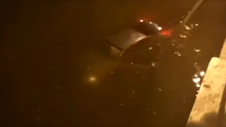 Accident rutier azi-noapte în Bucureşti. Un bărbat a plonjat cu maşina în râul Dâmboviţa, de pe podul de la Timpuri Noi - VIDEO