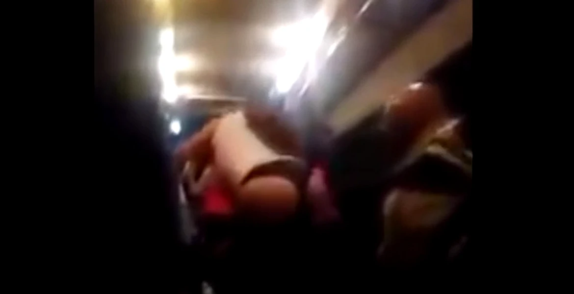 Trei femei au făcut striptease în autobuz pentru bani de bere | VIDEO