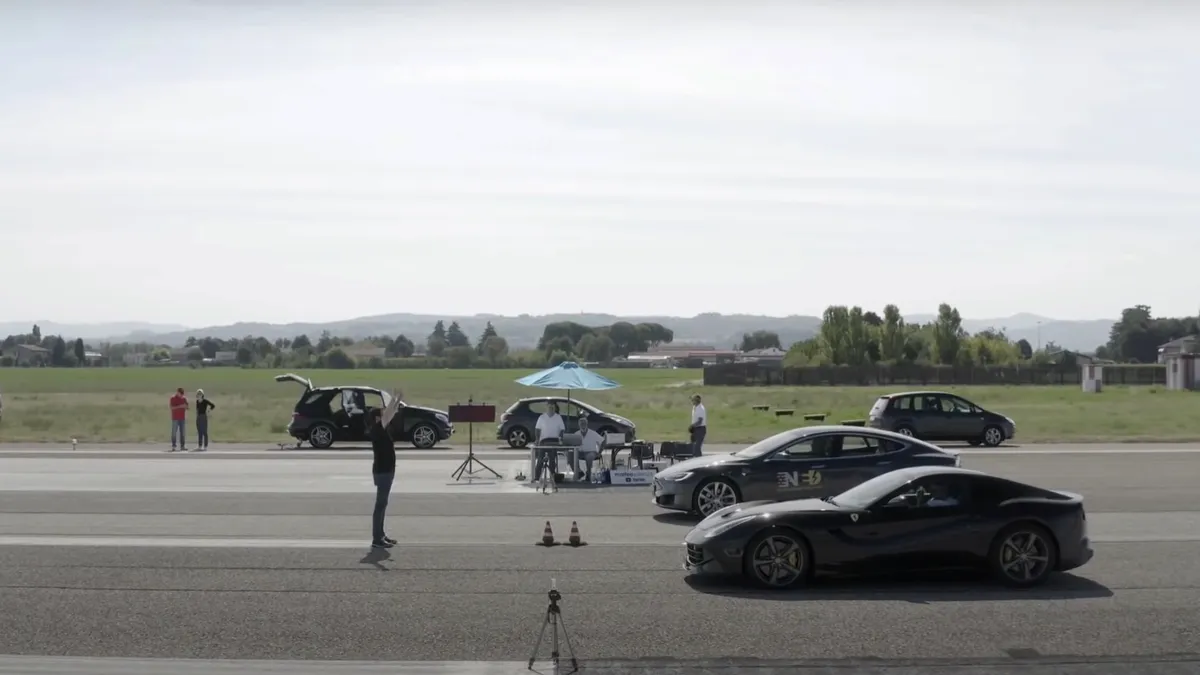 Cursă drag între Tesla Model S și Ferrari F12: Pe cine pariați