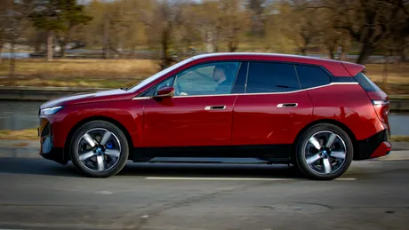 Test drive cu BMW iX, o mașină electrică emblematică