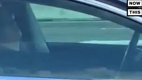 Şofer surprins dormind, în timp ce se afla la volanul unei maşini Tesla care merge cu 120 km/oră - VIDEO