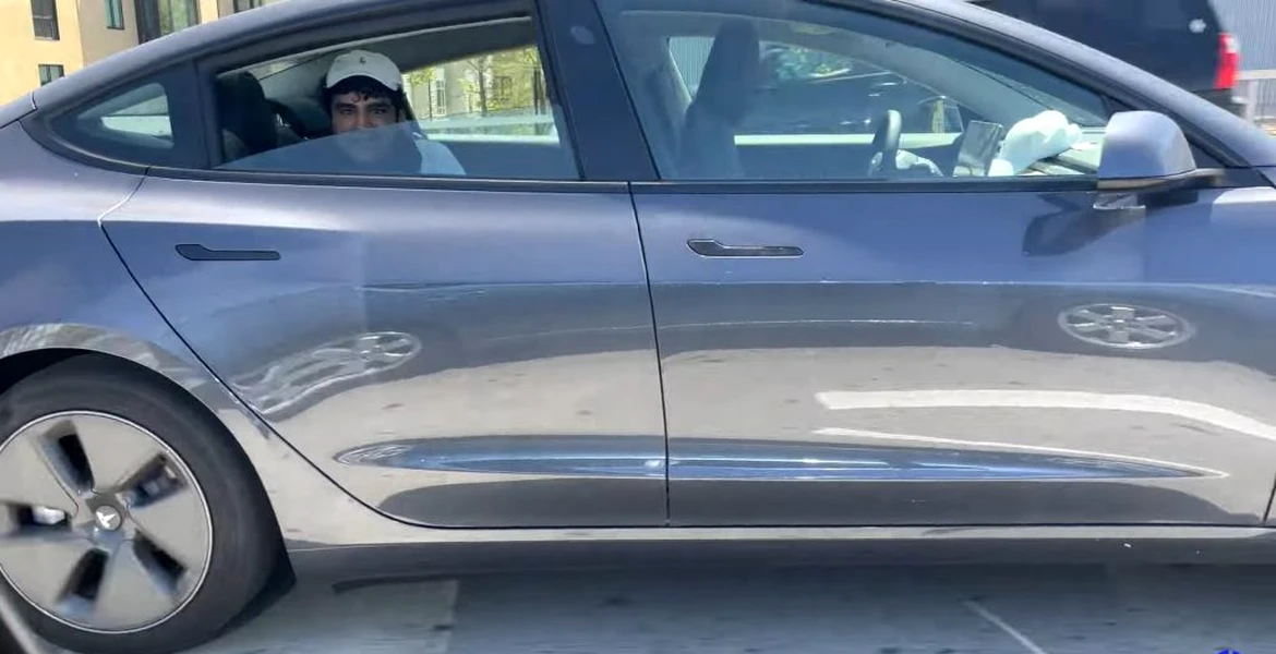 Un tânăr a fost filmat în timp ce conduce mașina de pe bancheta din spate – VIDEO