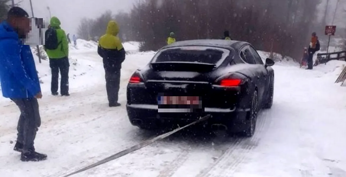 FOTO. Turiștii au ajuns la munte. O mașină a pătruns pe o pârtie de schi. Alți șoferi au rupt barierele unei parcări