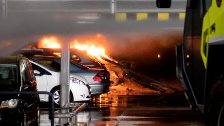 A luat foc parcarea de la aeroport. Sute de mașini distruse