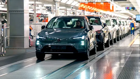 SUV-ul electric Volvo EX60 se confruntă cu întârzieri majore în producție la uzina din Suedia. Livrările către SUA sunt îngreunate