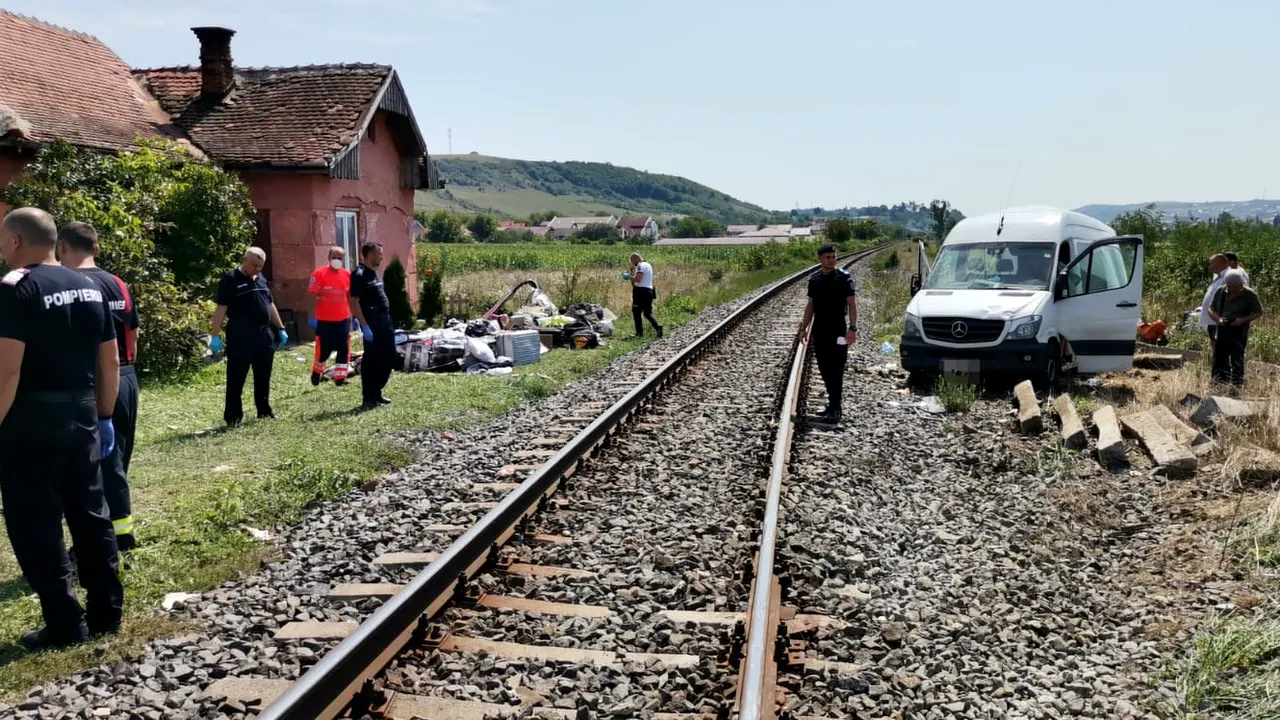 Accident între un tren și un microbuz plin cu oameni 