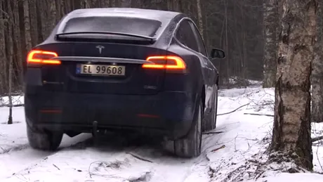 Cum se descurcă o Tesla Model X în off-road - VIDEO