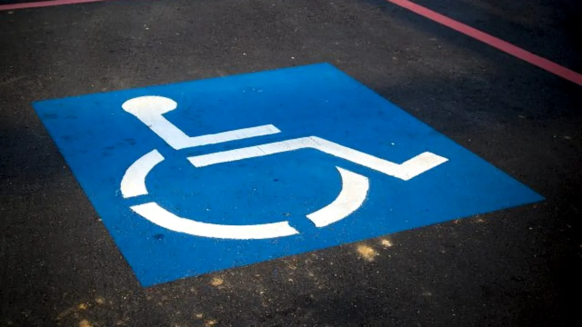 Cine poate parca pe locurile pentru persoane cu handicap? Cum arată noile carduri de parcare