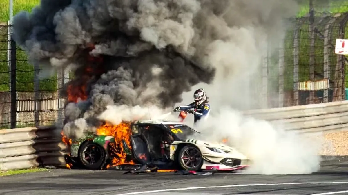 „Supereroul” de pe pista din Shanghai: Un pilot olandez și-a scos rivalul dintr-un Ferrari cuprins de flăcări la cursa China GT