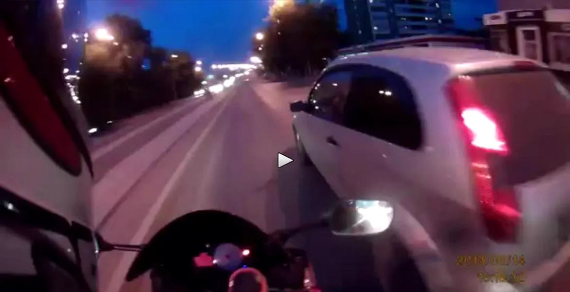 Motocicletă vs. maşină, runda 10. VIDEO