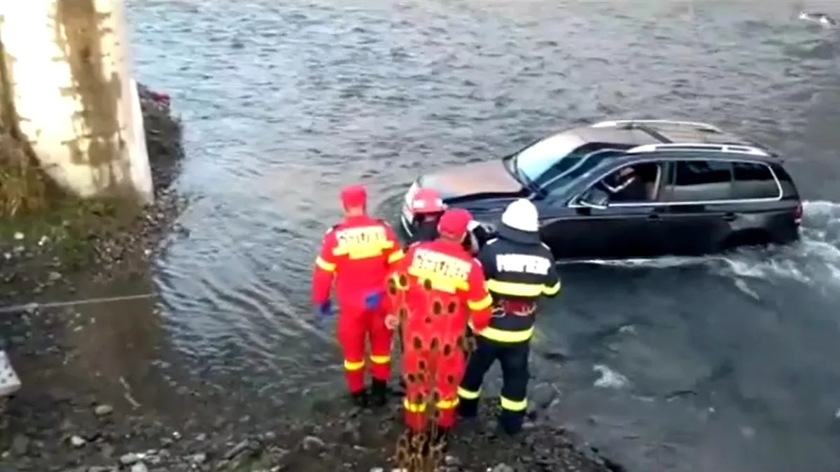 O maşină a rămas blocată într-un râu după ce șoferul a băgat-o în apă să o spele - VIDEO