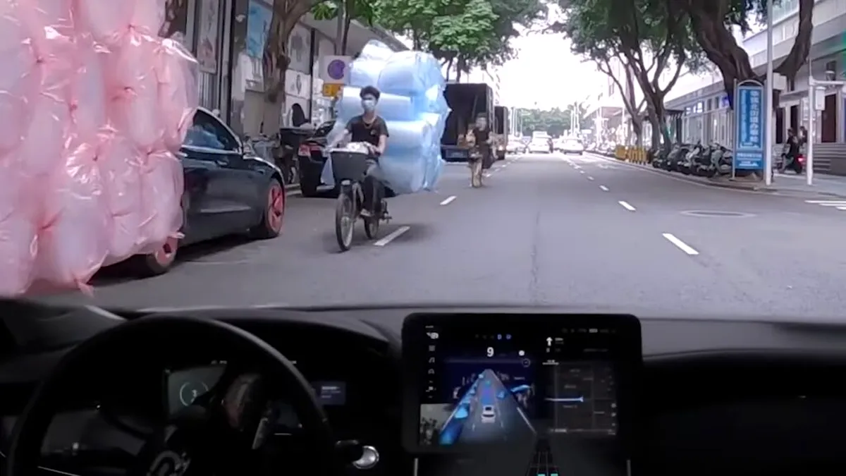 Un SUV fără șofer a reușit să navigheze cu succes prin traficul aglomerat - VIDEO