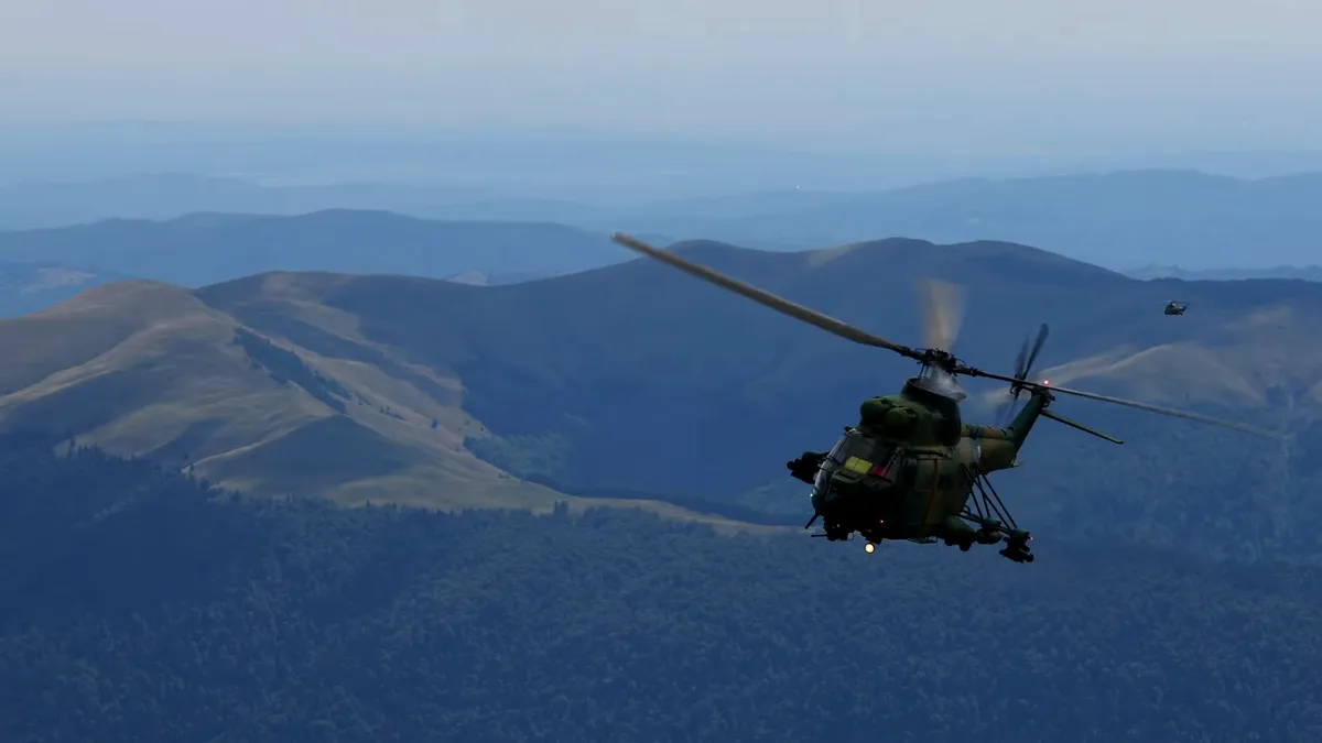 Spectacol aviatic pe cerul Bucegilor: Ediția a III-a a „Spotters Day” aduce aeronavele militare la Crucea de pe Caraiman