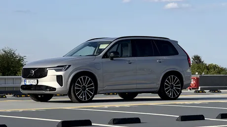 Volvo XC90 rămâne unul dintre principalii jucători în segmentul SUV-urilor de clasă mare. Principalele schimbări aduse de facelift rafinează modelul suedez