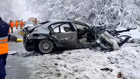 Trei persoane au murit într-un BMW cu volan pe dreapta, care a împins un camion în râpă