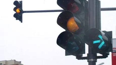 Să vedem cât de bun şofer eşti: Ştii „secretul” semaforului intermitent de dreapta?