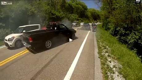 Tradiţii periculoase în trafic. Azi, procesiunile funerare. VIDEO