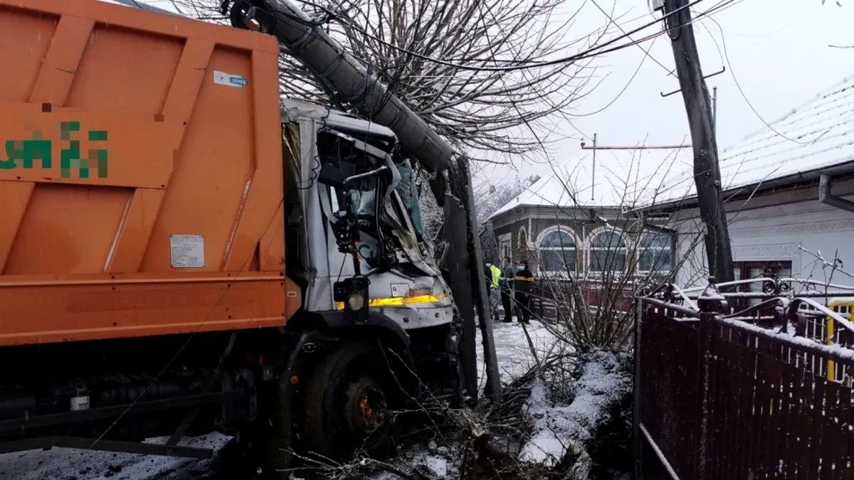 O maşină de gunoi a rupt în două un stâlp de electricitate - FOTO