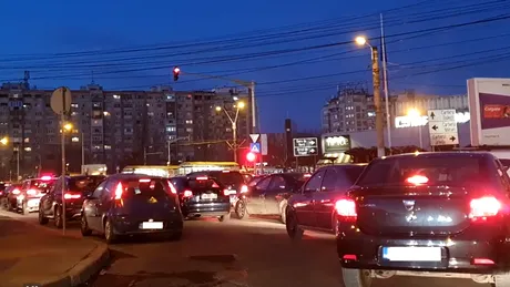 Circulația în București, la ore de vârf, este un haos. Clipul care dovedește că nu se mai respectă regulile