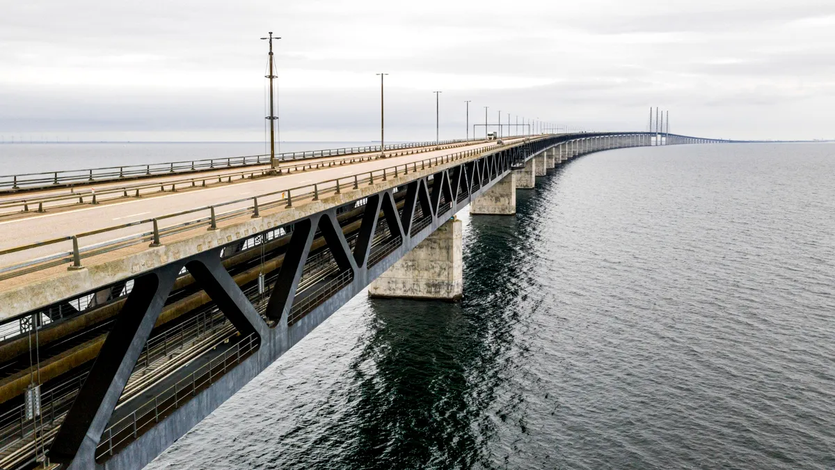 Cel mai lung pod din lume provoacă atacuri de panică șoferilor. De ce este păzit permanent de poliție