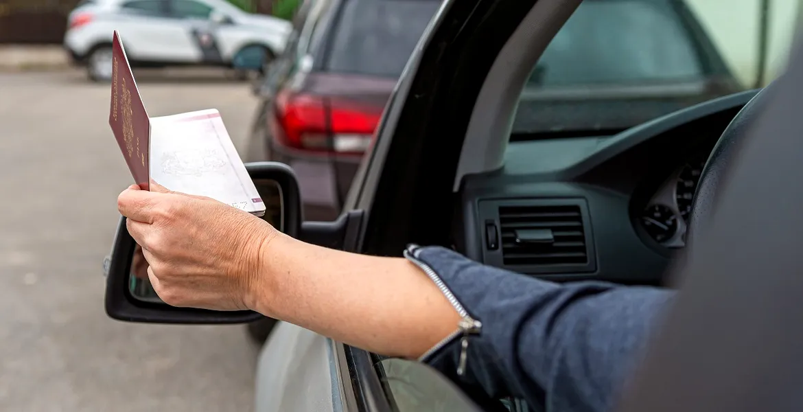 Poți prezenta un pașaport în loc de buletin atunci când ești oprit de Poliția Rutieră?