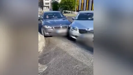 Un șofer gelos se răzbună pe un BMW - VIDEO