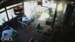 Video | Explozia unui cauciuc a fost atât de puternică încât a spulberat geamurile unui restaurant din Târgu Jiu