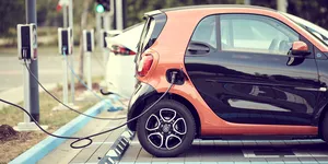 2026: Este legal să parchezi pe un loc unde se încarcă mașinile electrice dacă ai diesel sau benzină?