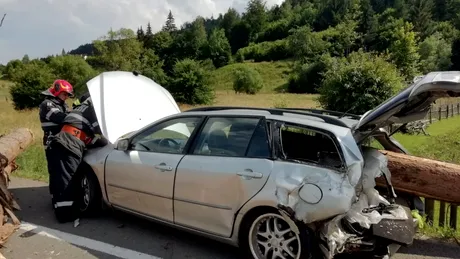 Accident incredibil în județul Suceava: Mai mulți bușteni au căzut dintr-un camion - VIDEO