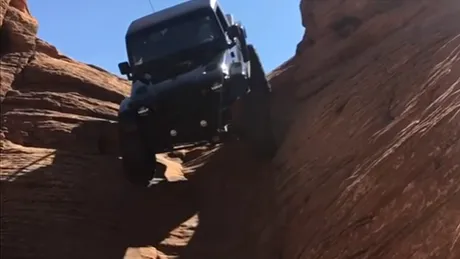 Cel mai competent Jeep sfidează gravitaţia. Coboară o pantă abruptă şi cum ar fi ceva foarte simplu - VIDEO