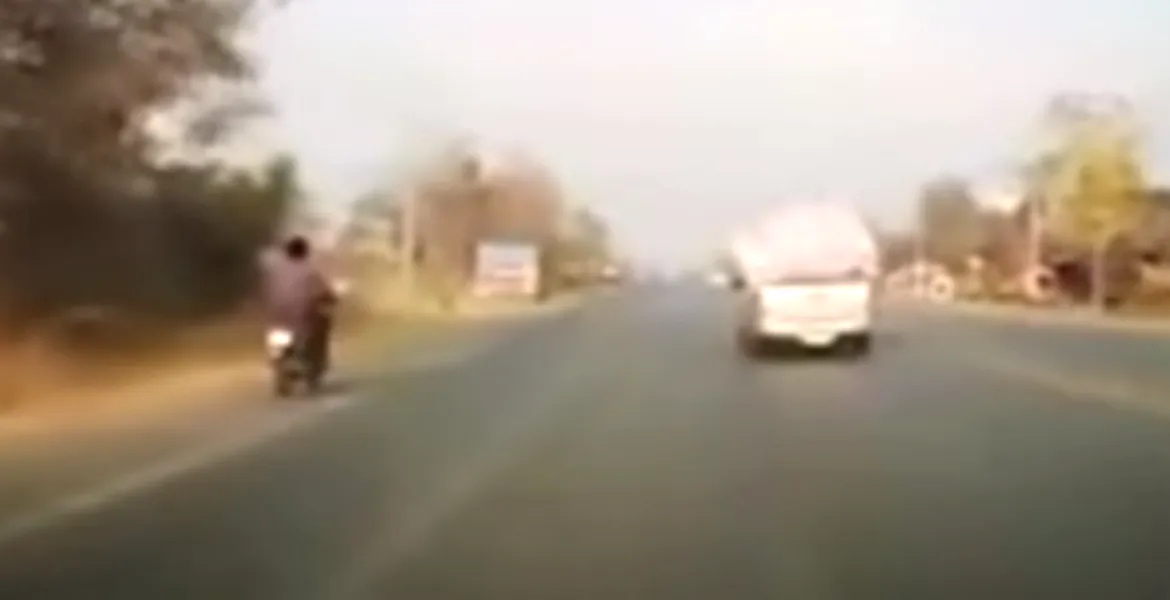 O saltea cade din maşină şi loveşte un scuterist. Restul pare desprins din filmul ”Final Destination”. VIDEO