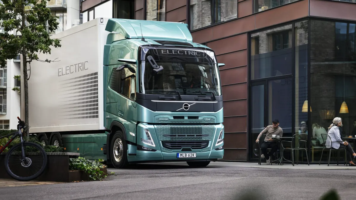 Volvo începe producția în serie a noilor camioane electrice cu autonomie de până la 700 de kilometri