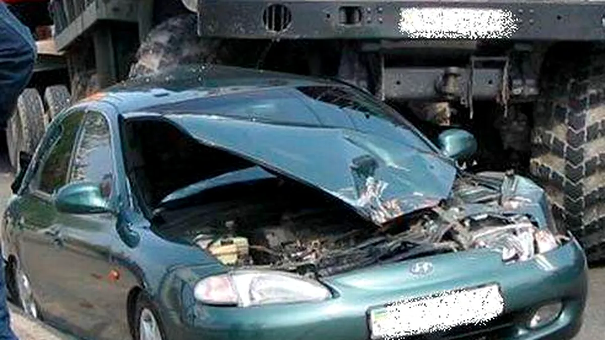 Hyundai Elantra zdrobit de un gabarit-depăşit!