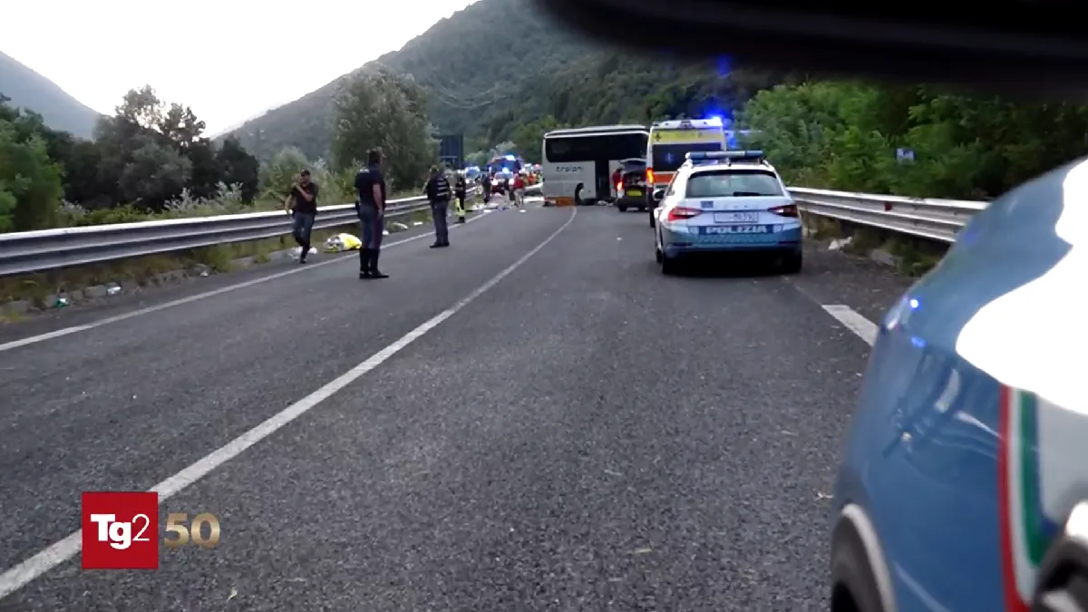 Video | Tragedie în Italia: 6 oameni au murit și peste 30 au fost răniți după ce un autocar s-a izbit frontal cu o autorulotă