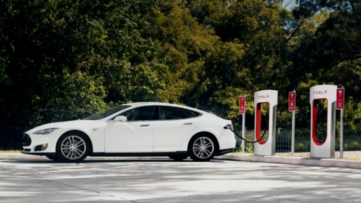 Anunț oficial: încărcarea mașinilor electrice la stațiile Tesla Superchargers din România nu mai este gratuită