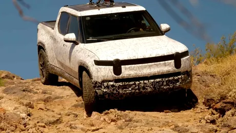 Pick-up-ul electric Rivian R1T primește botezul deșertului - VIDEO