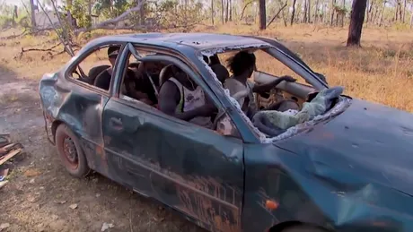 Mecanicii aborigeni sunt cei mai tari. Dintr-un morman de fiare vechi fac o maşină funcţională - VIDEO