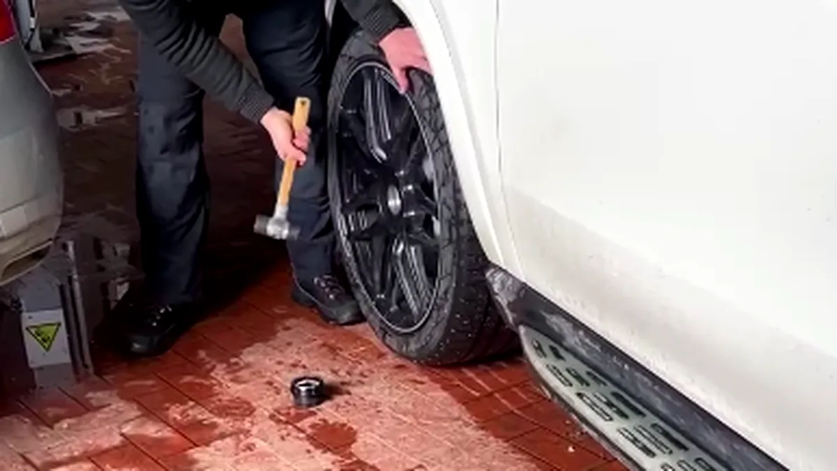 Proprietarul unui Mercedes AMG a filmat cum un mecanic dintr-un service auto îi lovește jantele cu ciocanul (VIDEO)