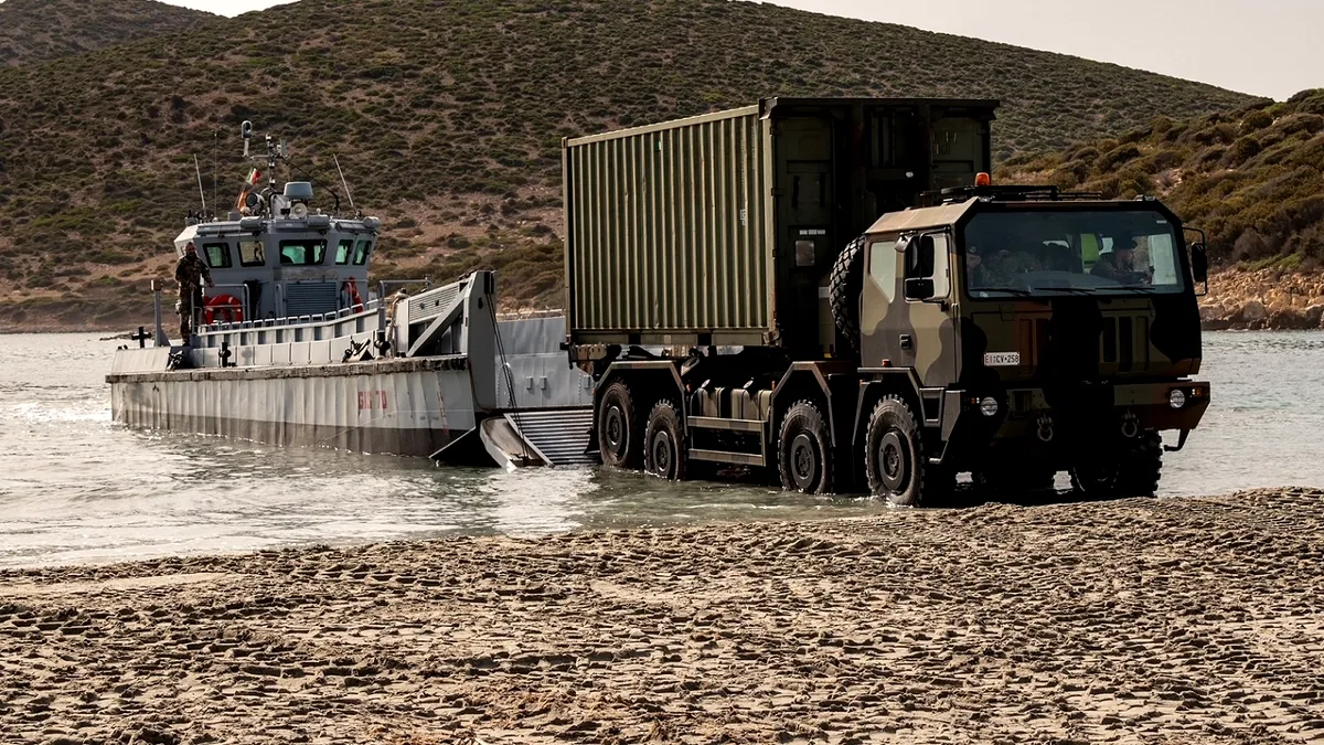 Forțele Aeriene cumpără ateliere mecanice mobile transportabile pe vehicule. Acestea permit reparații pe câmpul de luptă sau în teren neamenajat