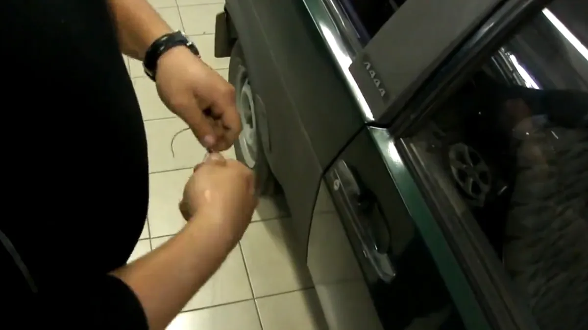 Ruşii te învaţă cum să-ţi spargi propria maşină. VIDEO