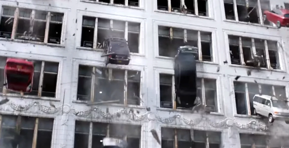Maşini care se aruncă de la etaj şi flăcări cât Casa Poporului [VIDEO]