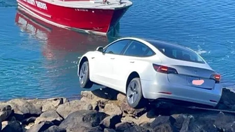 Un șofer era să dea cu Tesla în lac după ce a încurcat pedalele - FOTO